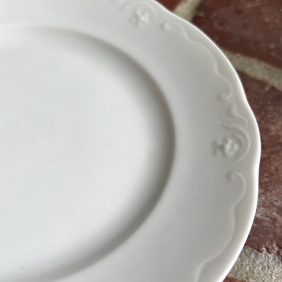 Three Quaint White Plates - Picture 8 of 8